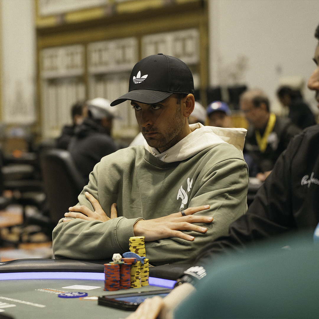 Franco Spitale jugando al póker en una mesa profesional con fichas y cartas