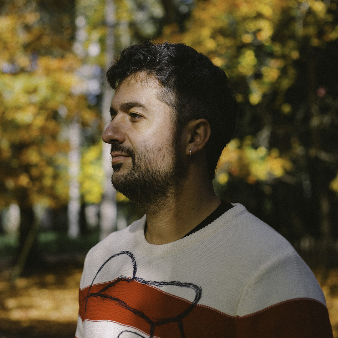 Foto de perfil del psicólogo Mauro Acacio con fondo arbolado